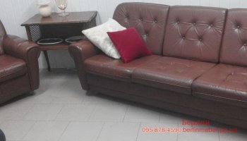 Кожаный диван с креслом