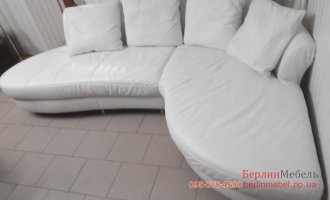 Стильный угловой диван с подушками