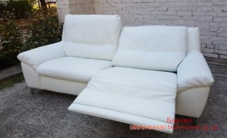 Белый кожаный диван  реклайнер 