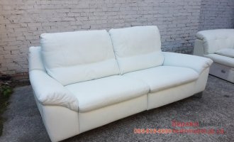 Белый кожаный диван  реклайнер 