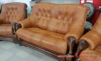Двухместный кожаный диван да дубовом каркасе