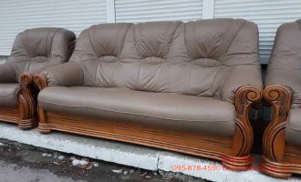 Трехместный кожаный диван на дубе