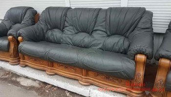 Трехместный кожаный диван на дубовом каркасе