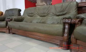 Трехместный кожаный диван на дубовом каркасе