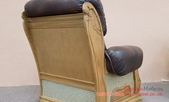 Кожаное кресло на деревянном каркасе