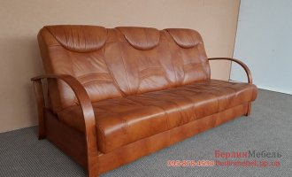 Кожаный диван с деревянными перилами
