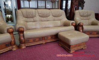 Кожаный диван и пуф