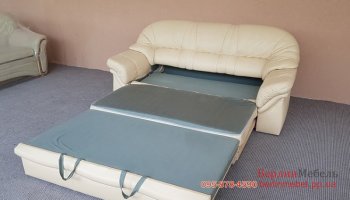Кожаный трехместный раскладной диван