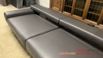 Большой кожаный диван