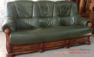 Трехместный кожаный диван 